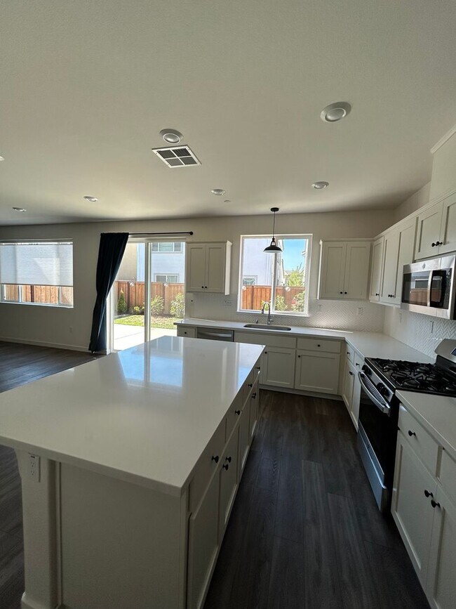 Building Photo - PET FRIENDLY