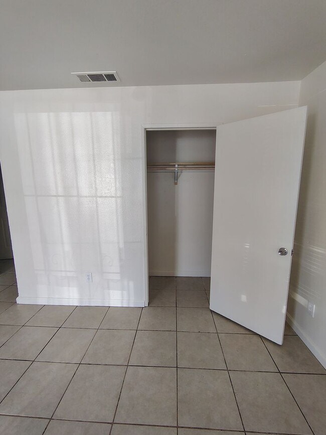 Building Photo - 2 Bed / 1 Bath – Gated Unit with Private Patio | Bakersfield
