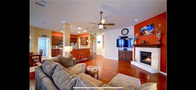 Building Photo - 733 Edwards Walk Dr