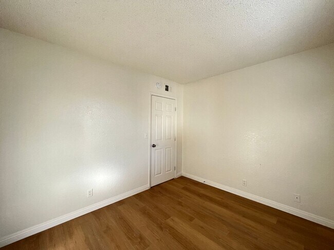 Building Photo - Sierra Oeste