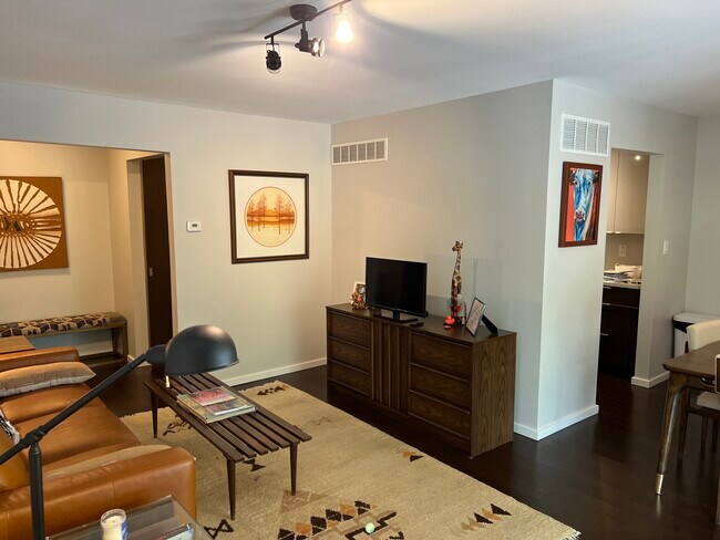 Building Photo - 1870 Fort St