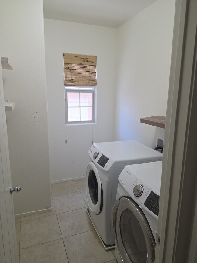 Building Photo - 4 Bedrooms PLUS loft and office/den in Cadence!