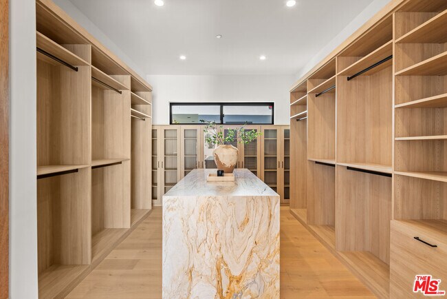 Building Photo - 4732 Avenida Del Mar