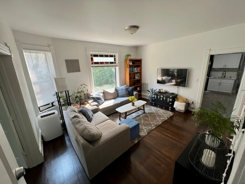 Living Room (Furnished) - 2714 Polk St NE