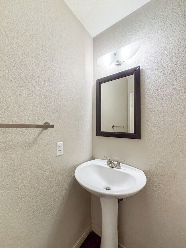Building Photo - Beautiful 4BD/2.5BA House in Eastlake W/ O...