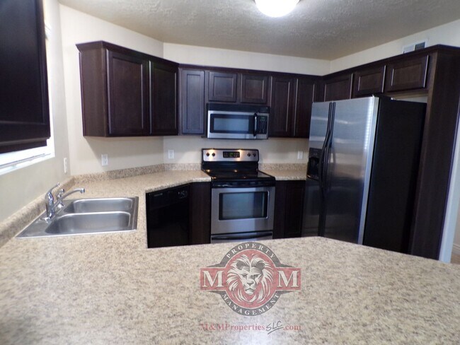 Building Photo - Great 3 Bed 2 Bath Sandy Condo!!