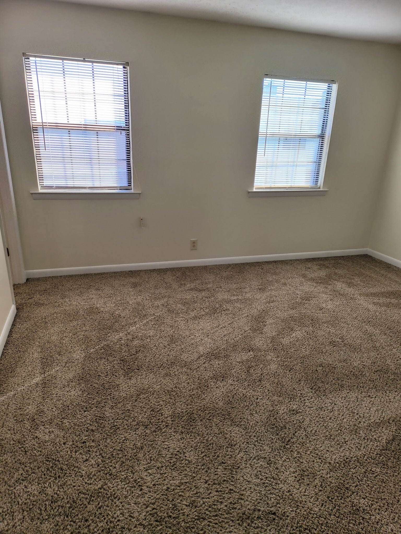 Building Photo - 255 Mayflower Ln N