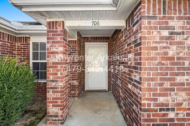 Building Photo - Eco-Friendly Solar Home in Bentonville!
