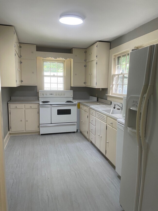 Building Photo - 930 Dixie Ave