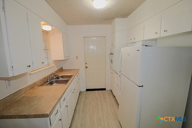 Building Photo - 512 Creek St