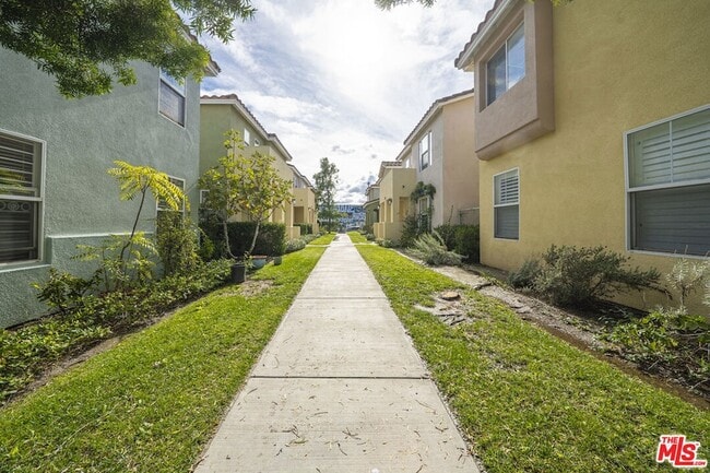 Building Photo - 121 Cancion Way