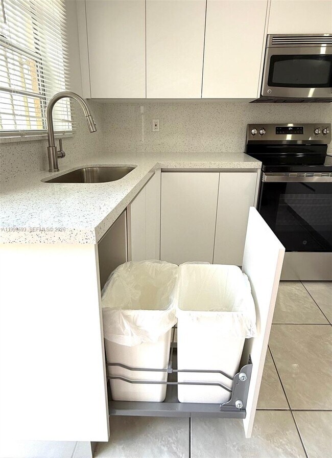 Building Photo - 1460 W 41st St