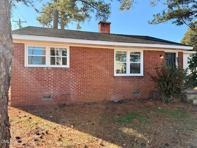 Building Photo - 910 E Divine St