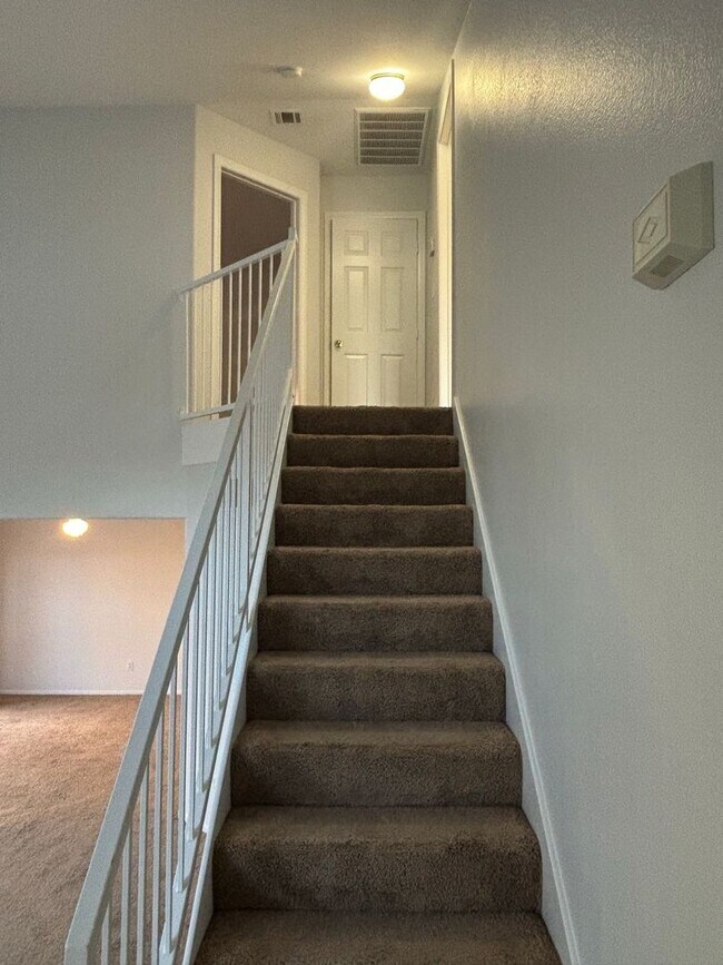 Building Photo - *GREAT TOWNHOME IN GATED "SILVERADO RANCH COMMUNITY!!"