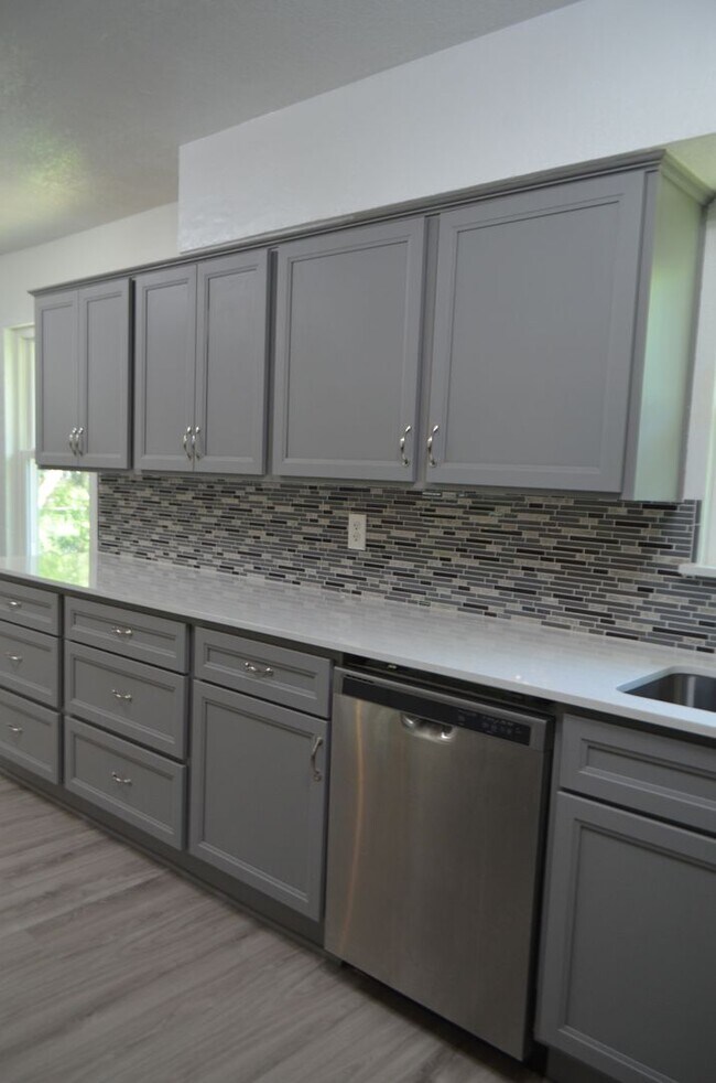 Building Photo - Reduced price!