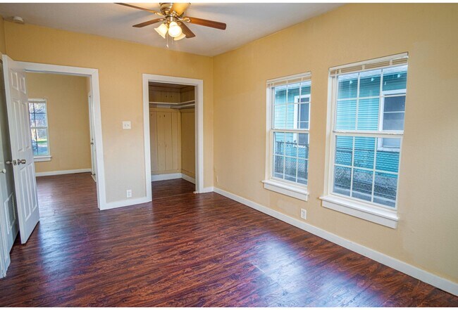 Building Photo - 526 Cooper St