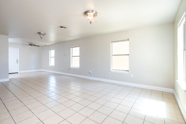 Building Photo - $300 OFF 1ST MONTH RENT IF YOU MOVE IN WIT...