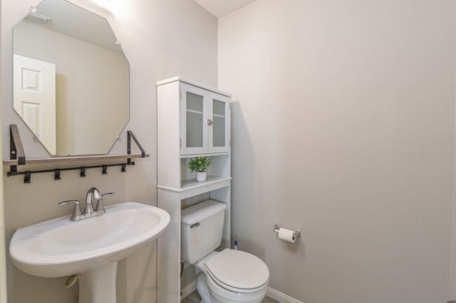 Building Photo - 245 Lake Estates Dr