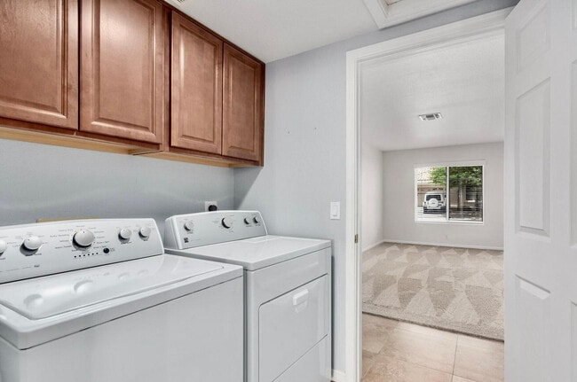 Building Photo - 4423 E Vista Val Verde Dr