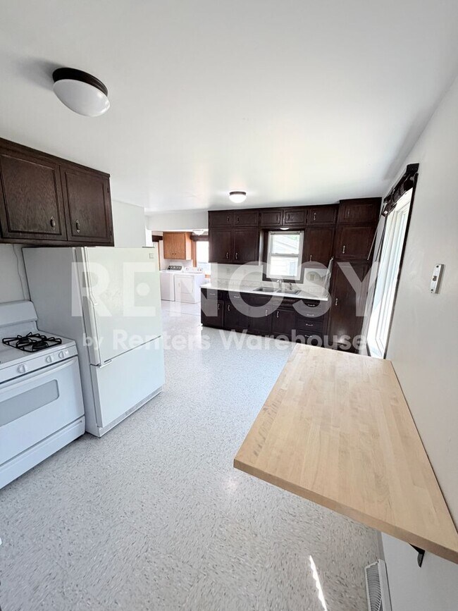 Building Photo - Available Now 3 Bedroom 1 Bath Single Family Home in Winsted