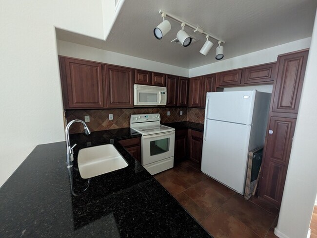 Building Photo - Tramonto Townhome - Tri-level