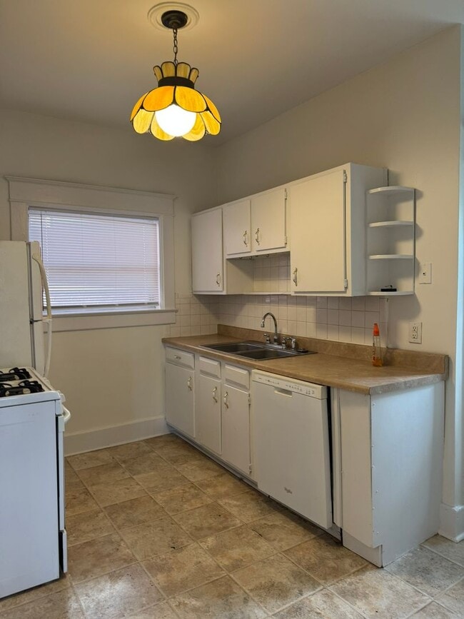 Building Photo - Wonderful 2 bed 2 bath in the heart of the...