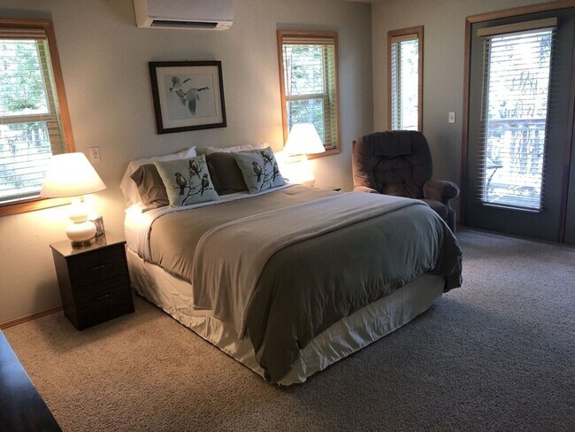 Building Photo - House on Finley Point Fully Furnished