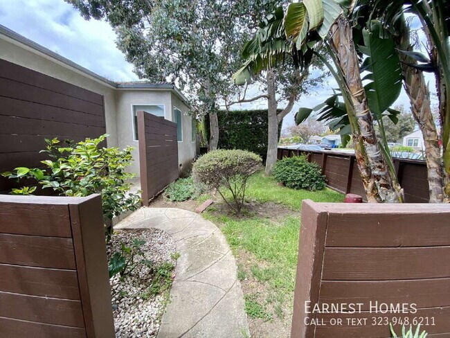 Building Photo - 2577 S Bundy Dr