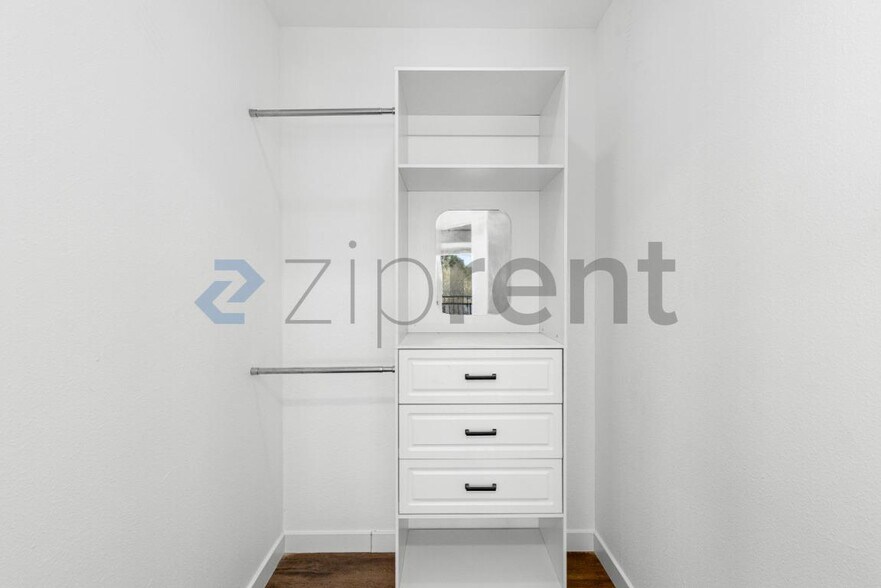 Building Photo - Unit