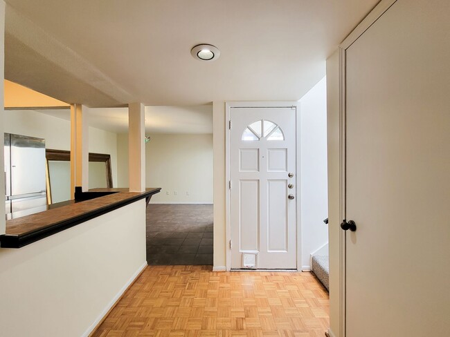 Building Photo - Stylish Townhouse in Prime Location – Walk...