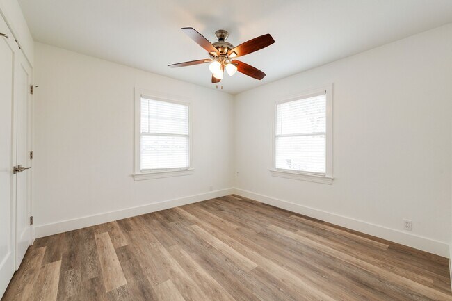 Building Photo - 2018 Remodeled 3 bed / 2 bath - wood / tile floors, fenced yard. Hyde Park / Downtown