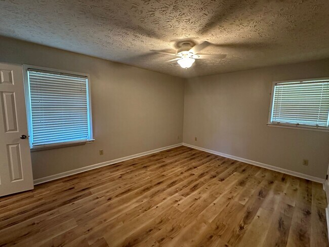 Building Photo - Beautiful home with everything you could want