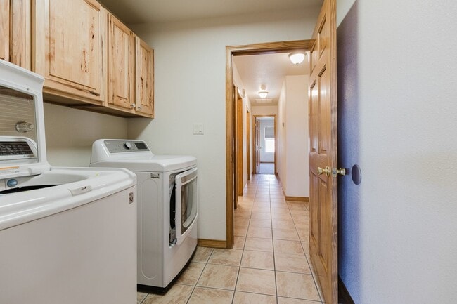Building Photo - Spacious 4 Bedroom 2 Bath Home near Shopping