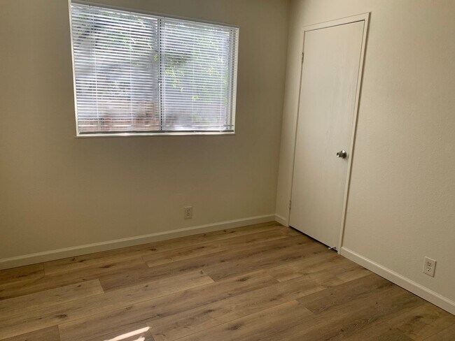 Building Photo - Fairfield Home Near Travis AFB & Laurel Cr...