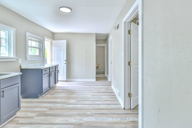 Building Photo - Cozy Home