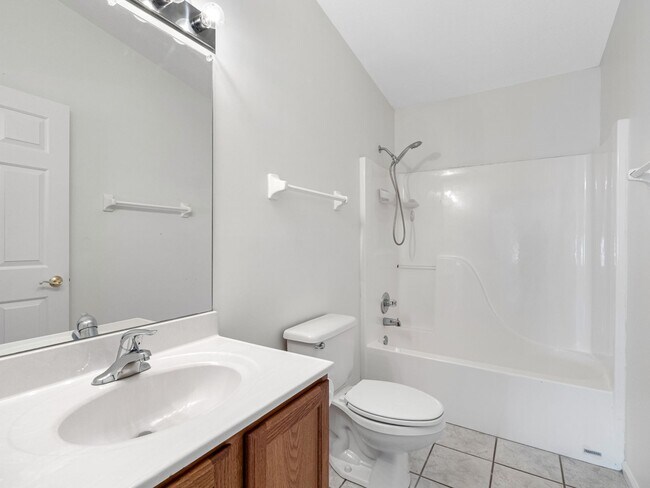Building Photo - $500 OFF FIRST MONTHS RENT!