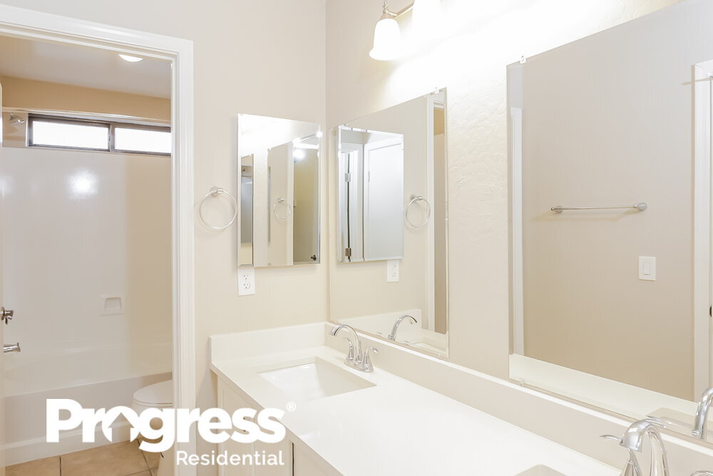 Building Photo - 6736 W Desert Ln