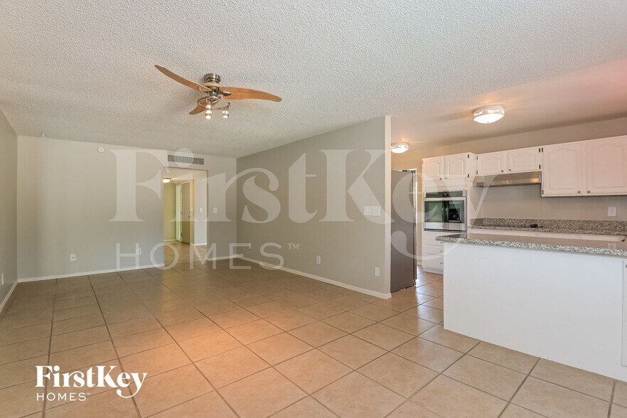 Building Photo - 680 N Mann Ave