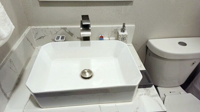 Building Photo - 1059 Gillespie Dr