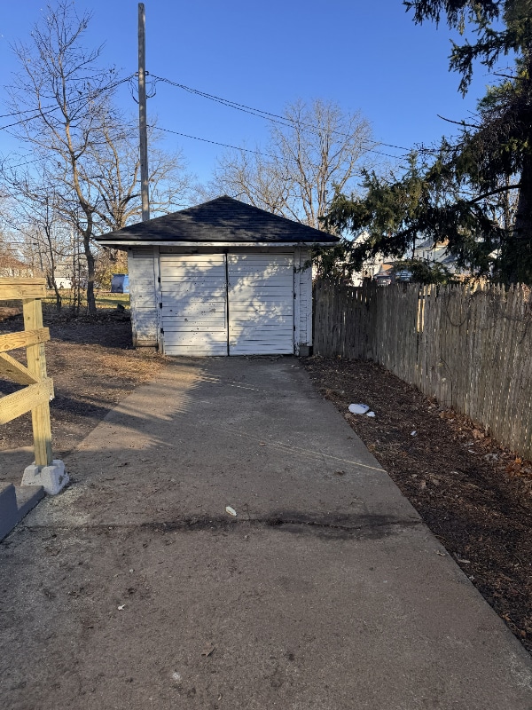 Building Photo - 208 W Brown Ave