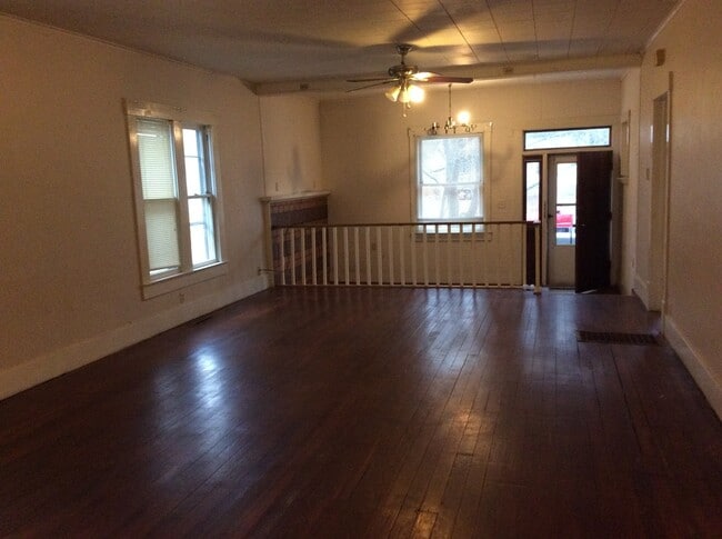 Building Photo - Roomy 2 bedroom 1 bath home