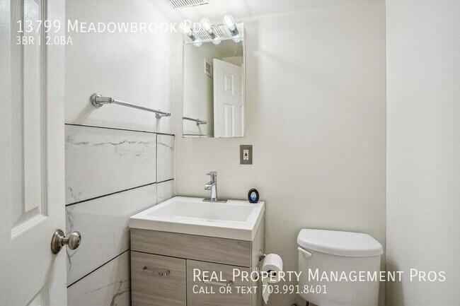 Building Photo - 3 Bed Single Family Home w/ Fenced in Back...