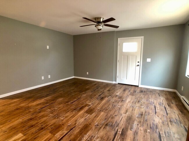Building Photo - ASHLAND - NICE + Quiet 2 Bedroom Available
