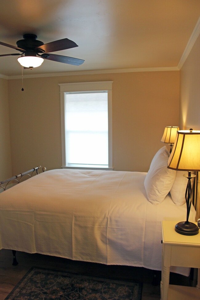 Building Photo - Acorn Flats 201