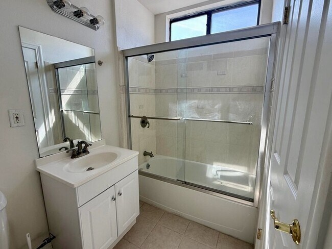 Building Photo - Sherman Oaks Townhome