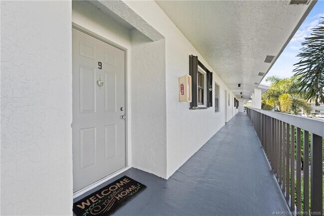 Building Photo - 1210 SE Parkview Pl