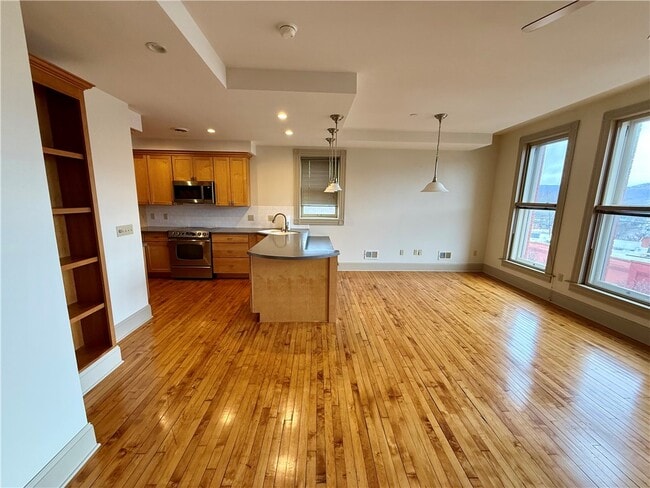 Building Photo - 72 E Market St