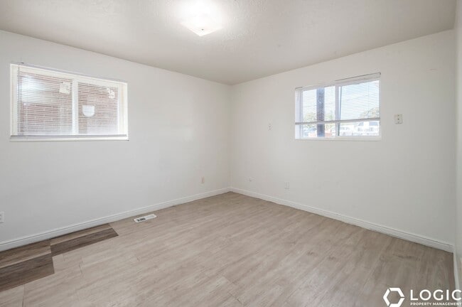 Building Photo - 1600 Ivy Cir