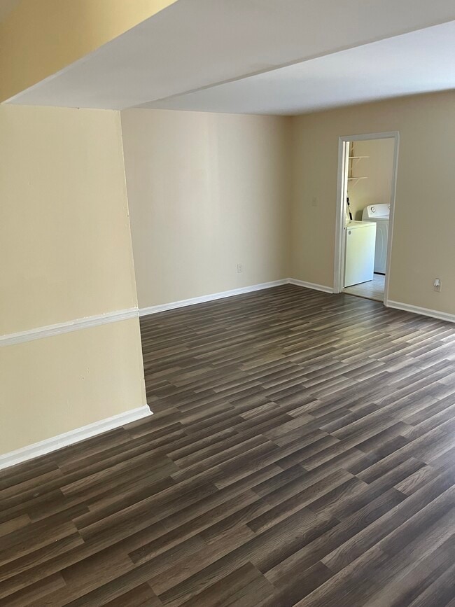 Family Room - 221 Bailiff Ct