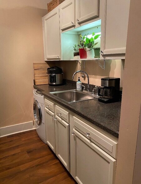 Building Photo - 124 E Oak St